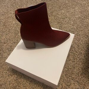 Steve Madden Ribbed Burgundy Ankle Boots